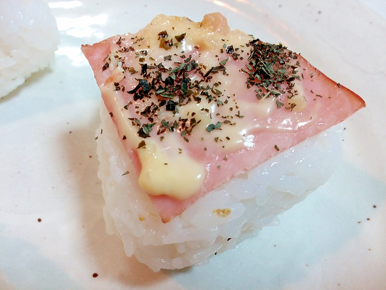 ハムとタルタルバジルの焼きおにぎり