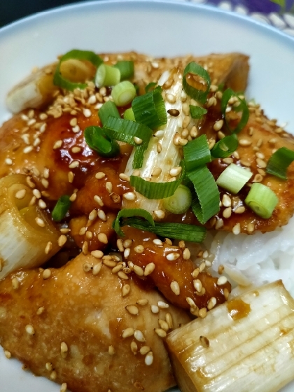 丼でいただきました　タレが美味しかったです　豚肉や牛肉にも使えそうです　鶏肉を大きく切ったのですが小さめの方がたれと絡むので次回は小ぶりに切ってみようと思います