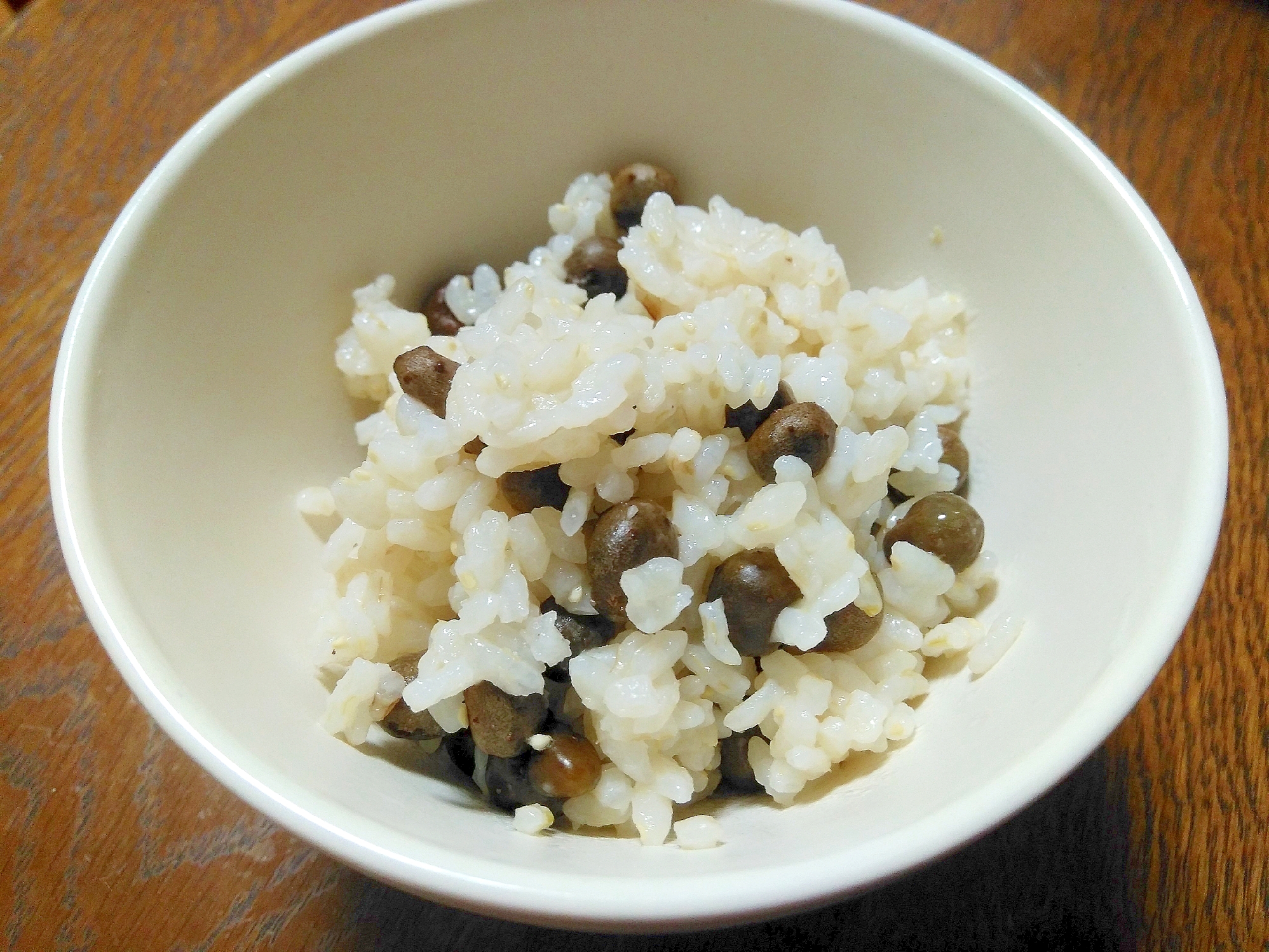 白い茶碗に入った圧力鍋で作ったむかごごはん