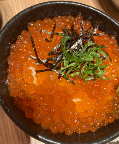 ひと口食べると箸が止まらない美味しさ！生いくら丼