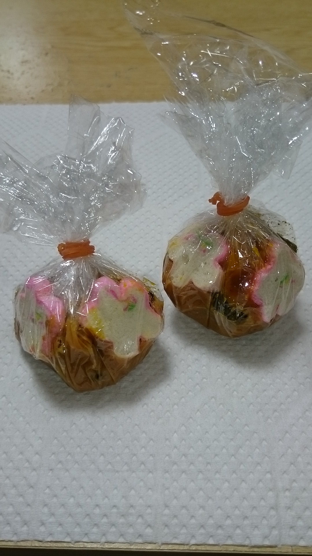 ラップに包まれた花麩入り味噌玉