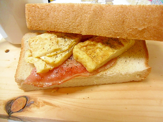 厚焼き玉子とベーコンのサンドイッチ