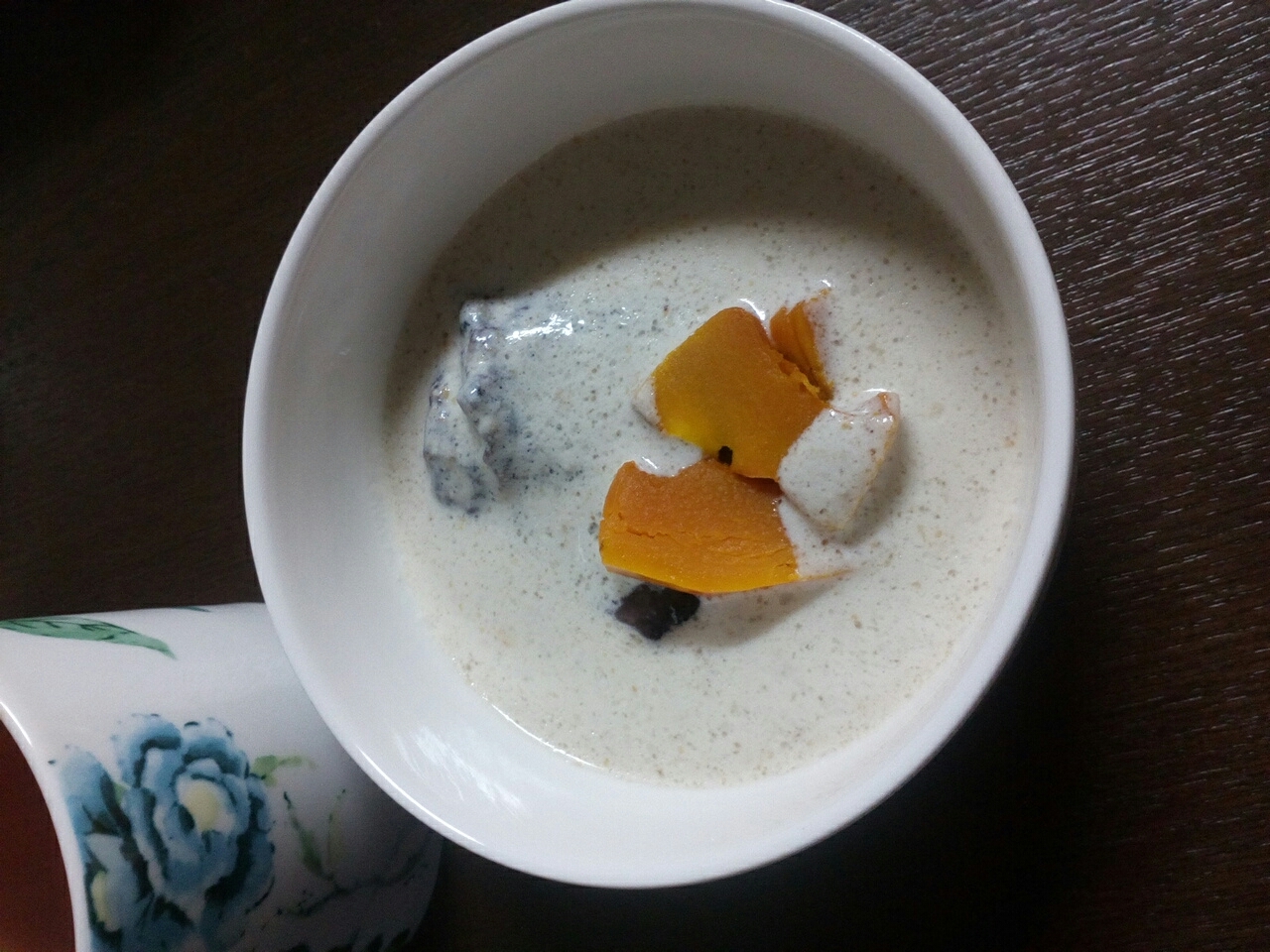 ココナッツミルクと胡麻の豆乳汁粉