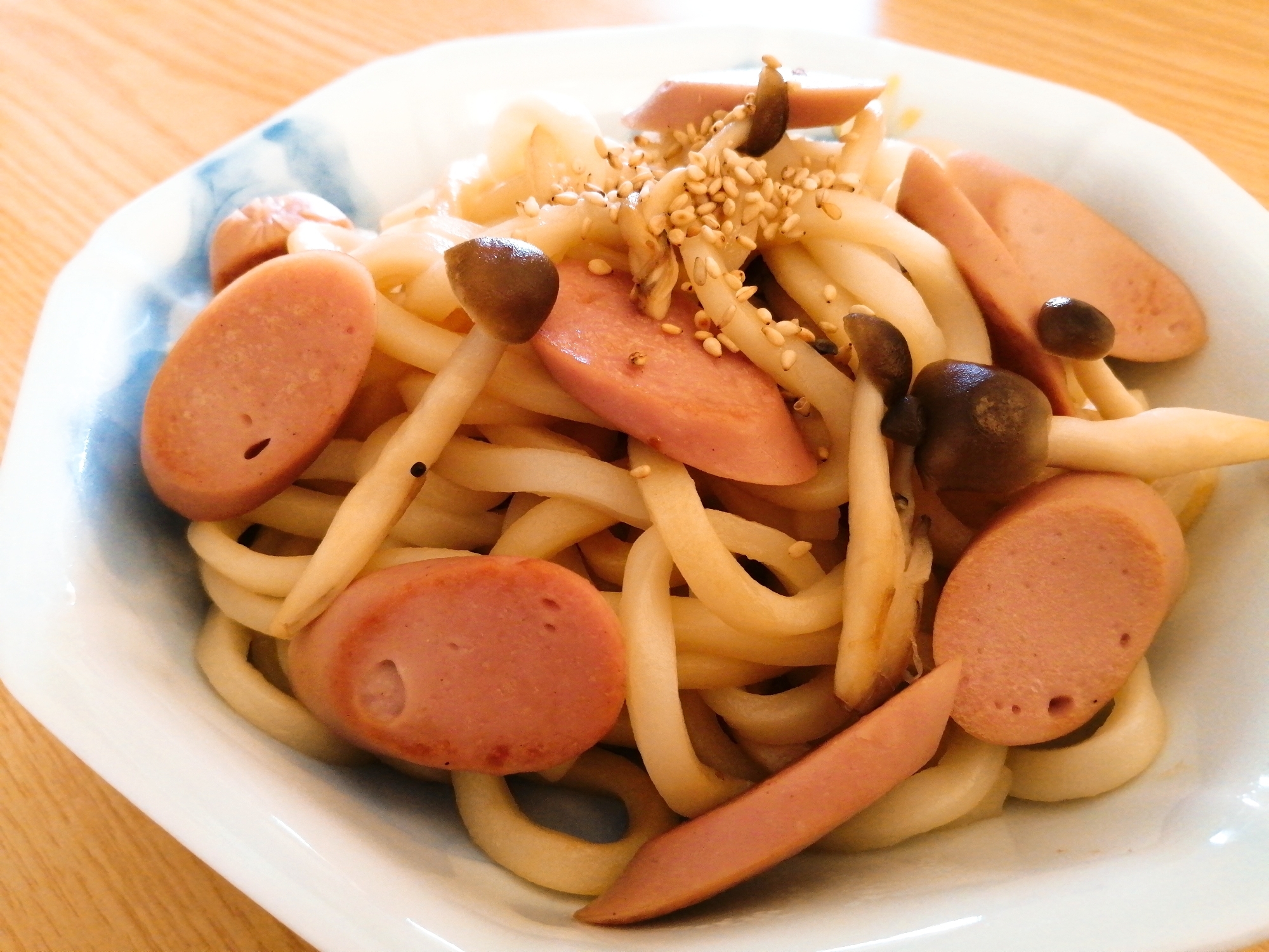 魚肉ソーセージとしめじの焼きうどん