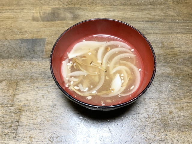 味噌汁レシピ　玉ねぎとえのきの味噌汁