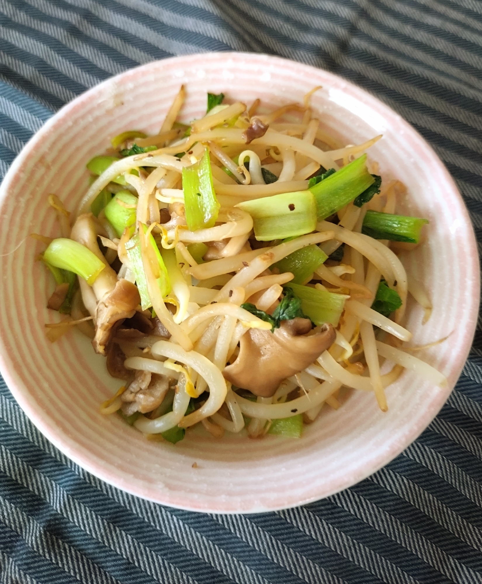 もやしと小松菜と舞茸のごま油炒め☆