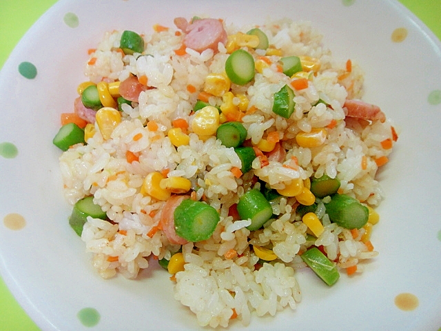 水玉模様の皿に盛られた冷凍アスパラのカラフルチャーハン