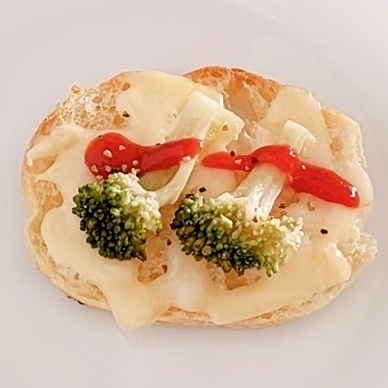 チーズトーストアレンジ ブロッコリー ケチャかけて