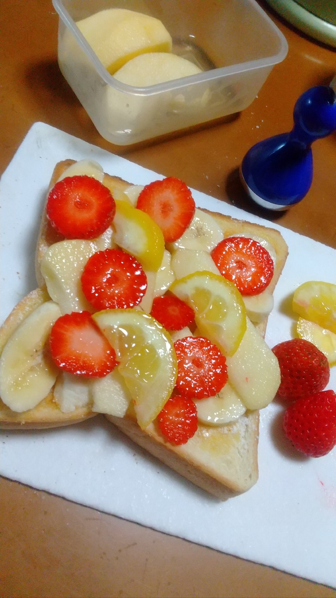果物を活かして…フルーツオープンサンド
