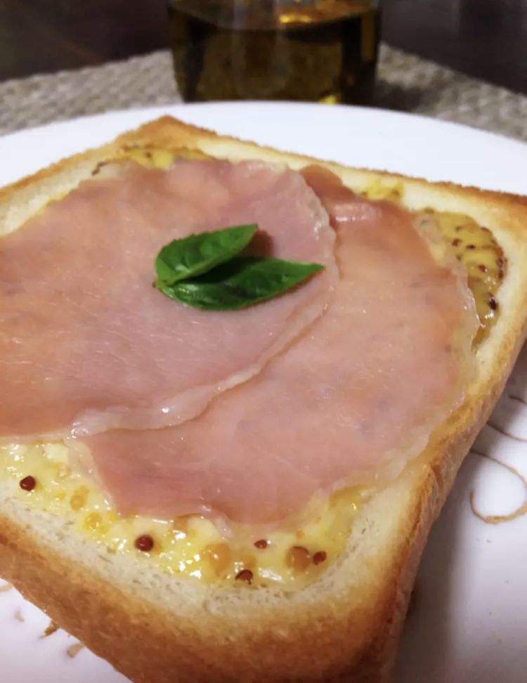 お店の味☆ソース絶品な生ハムピザ風チーズトースト