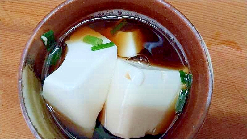 絹豆腐の味付き湯豆腐/あごだし小ねぎ