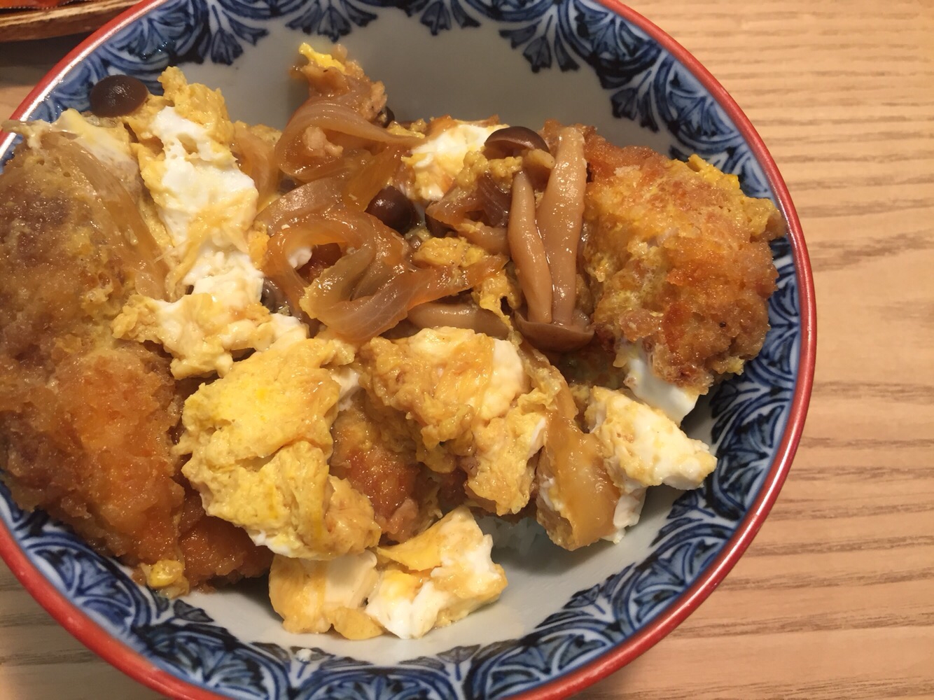 ガツンとカツ丼！！新玉ねぎとしめじを加えて〜