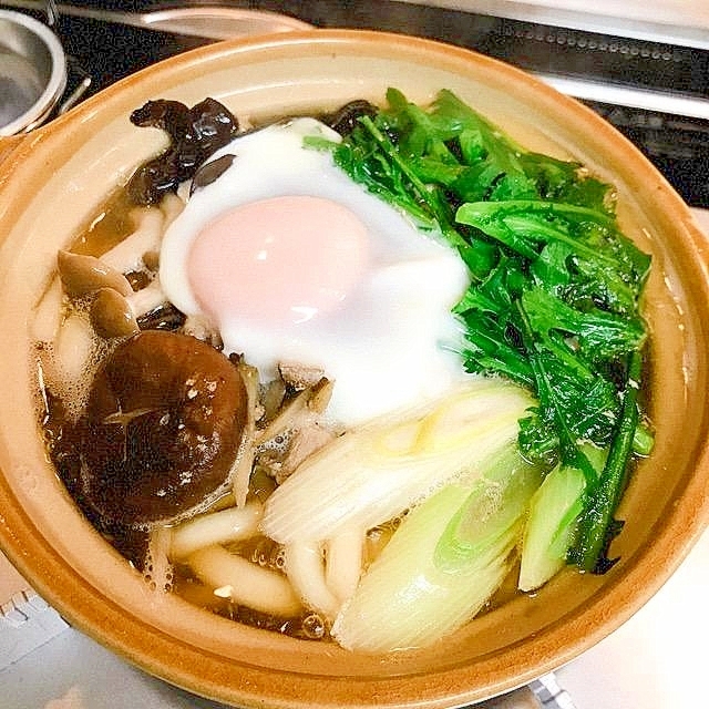 豚肉と春菊ときくらげの具沢山鍋焼きうどん