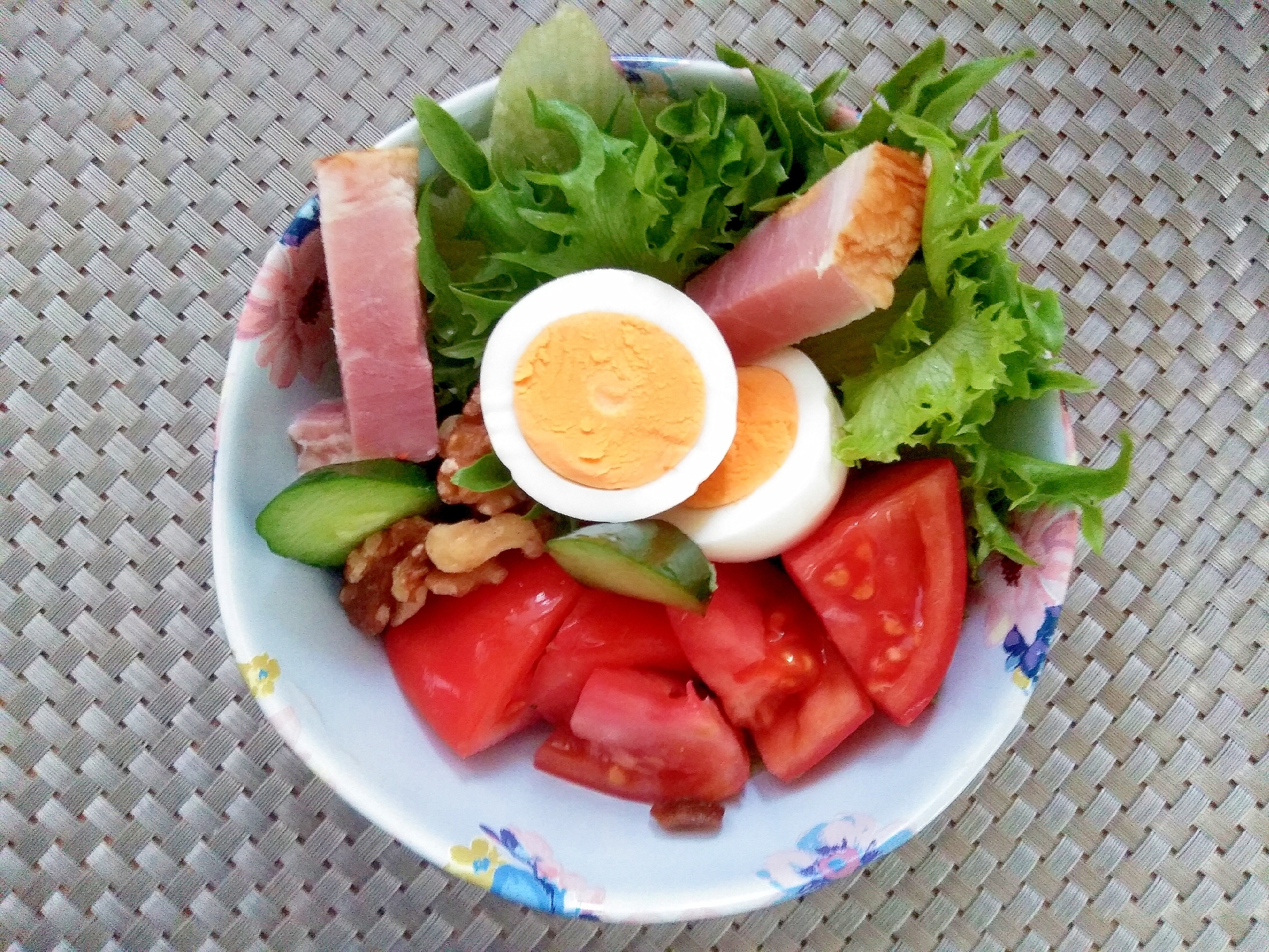 朝食♪トマト胡桃グリーンサラダ