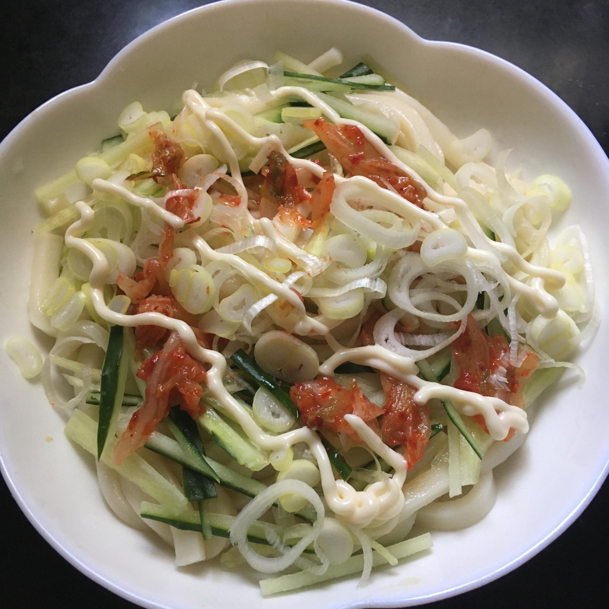 キムチ、きゅうり、ねぎの冷やしうどん