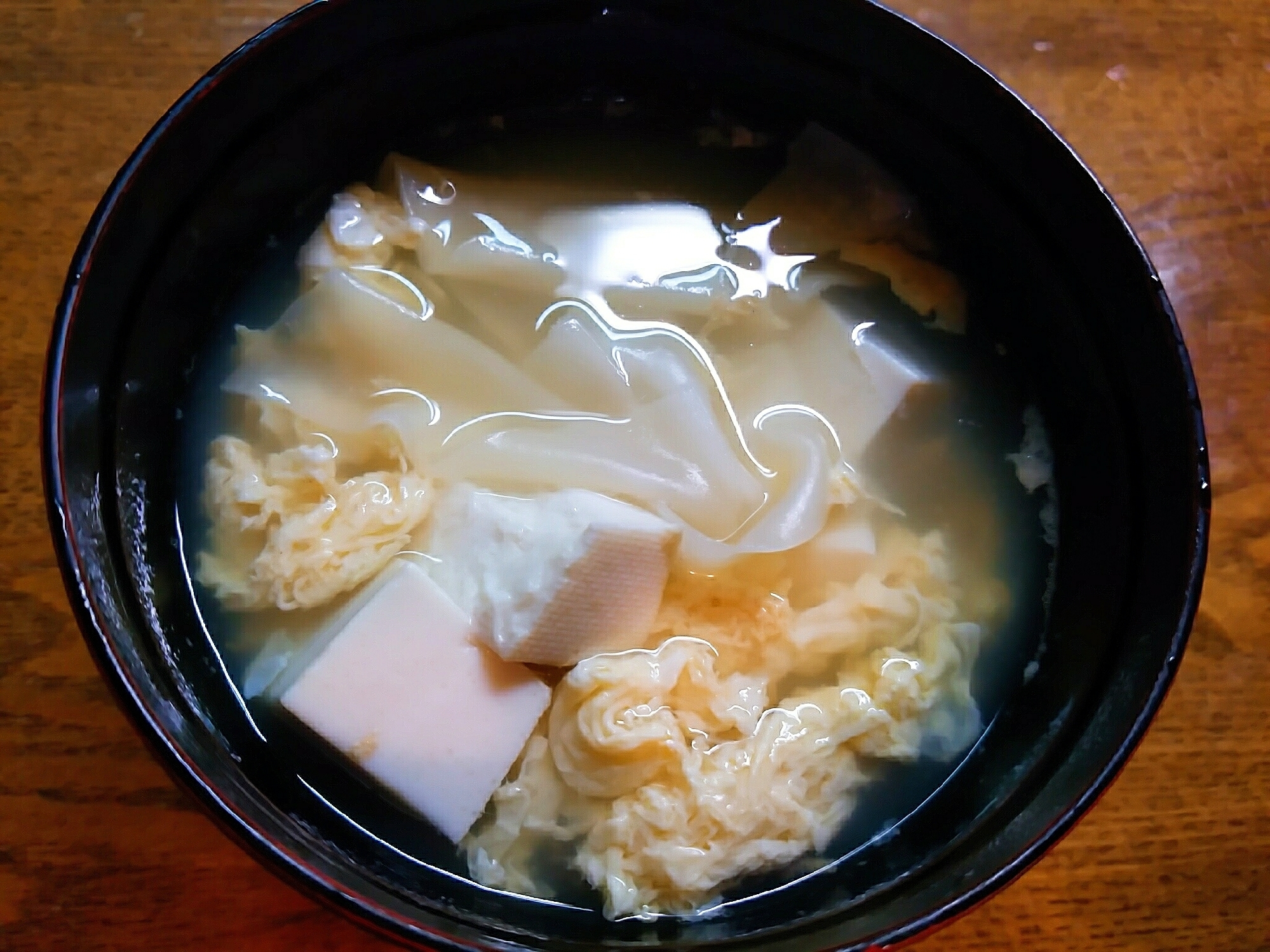 餃子の皮と豆腐と卵の味噌汁