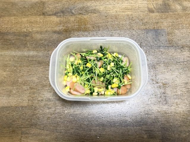 豆苗レシピ　豆苗とソーセージのコンソメ炒め