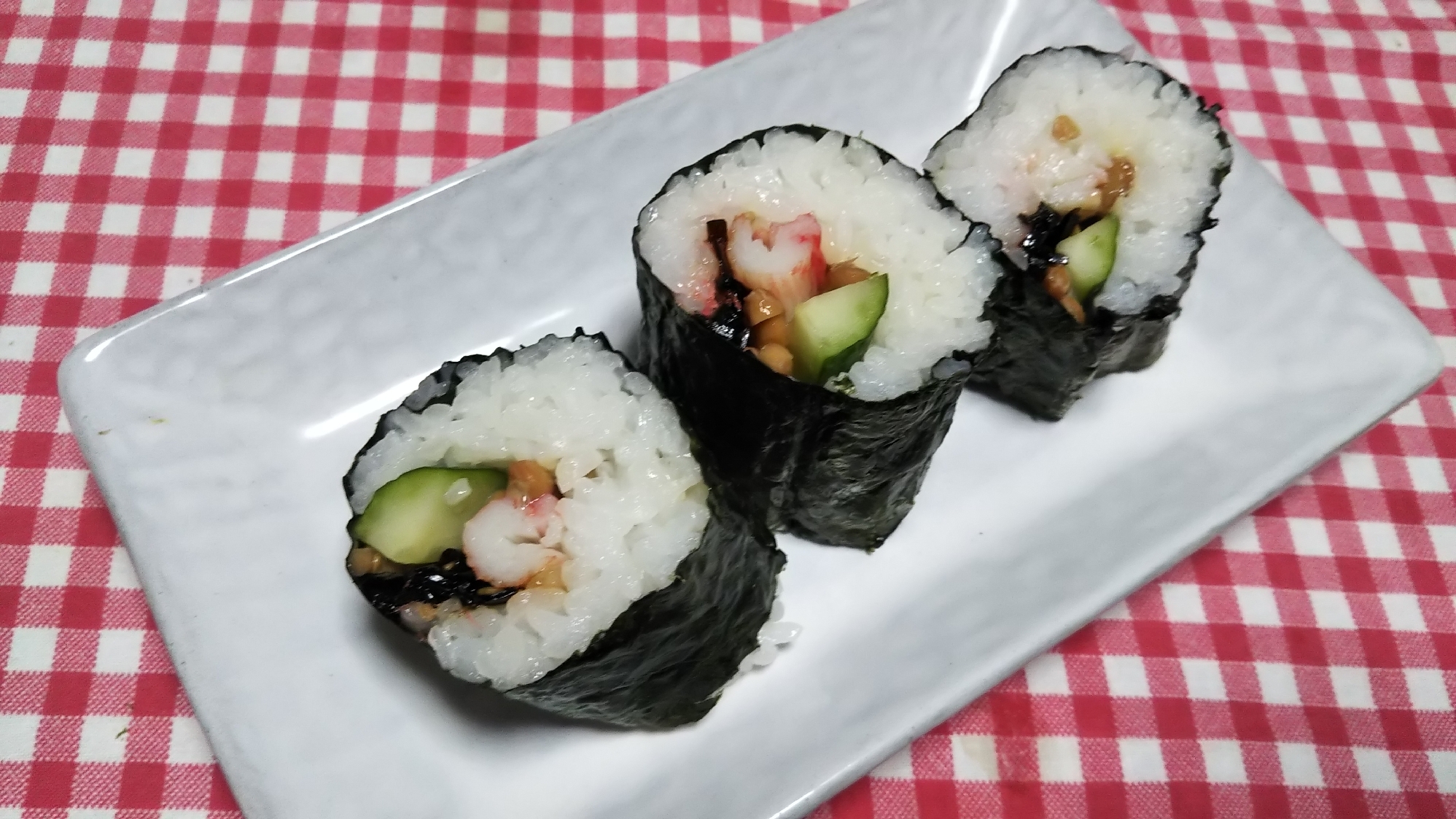 昆布の佃煮ときゅうりと蟹カマとでんぶの納豆巻き☆