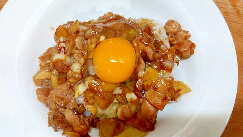 鶏もも玉ねぎ甘辛炒め丼/月見