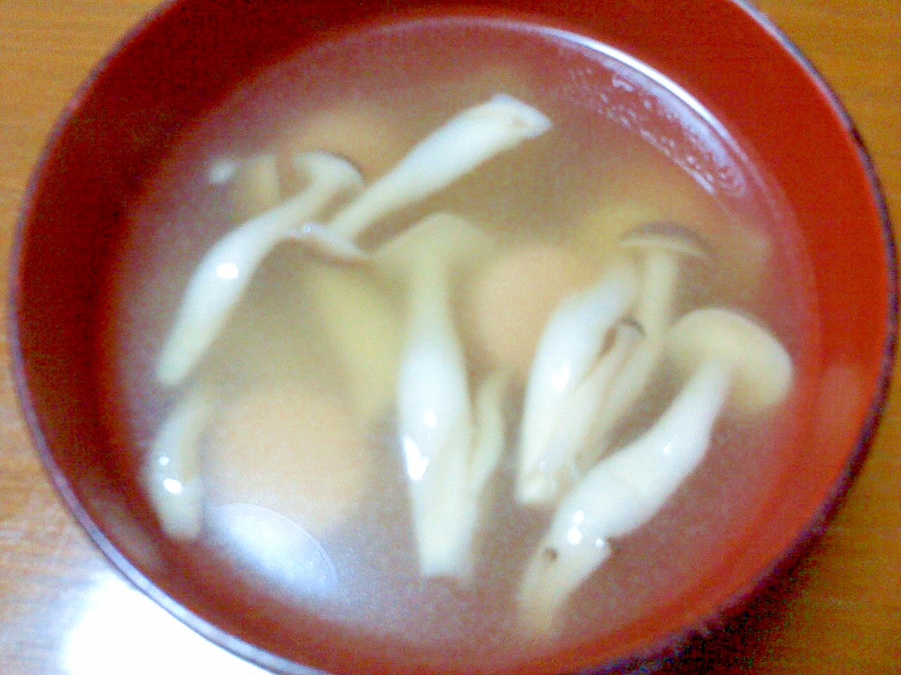 しめじと魚肉ソーセージと玉ねぎのコンソメスープ