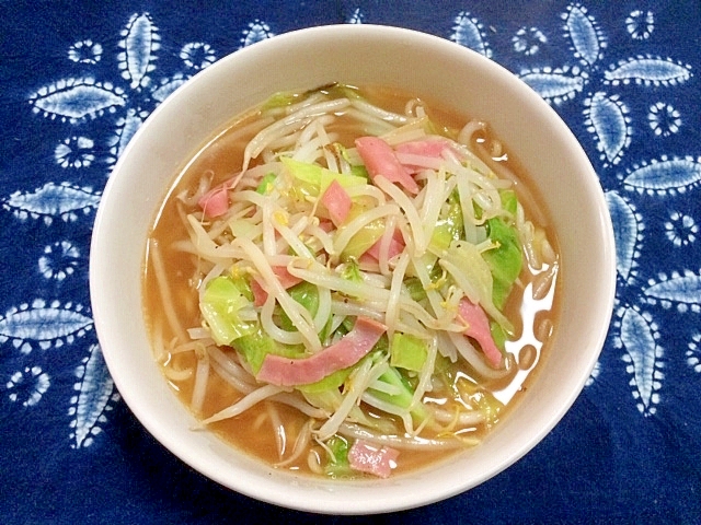 もやしとキャベツ炒めの味噌ラーメン