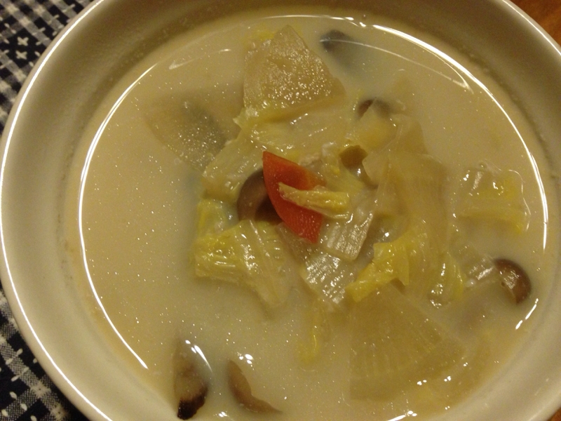 白菜と大根と焼きごぼうの味噌ミルクスープ。