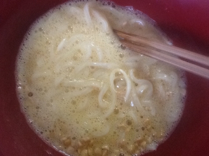 うどんにぶっかけました。納豆ご飯は好きだけど麺ははじめてです！とっても美味しかったです。ごま油がいい仕事してる〜(^ ^)