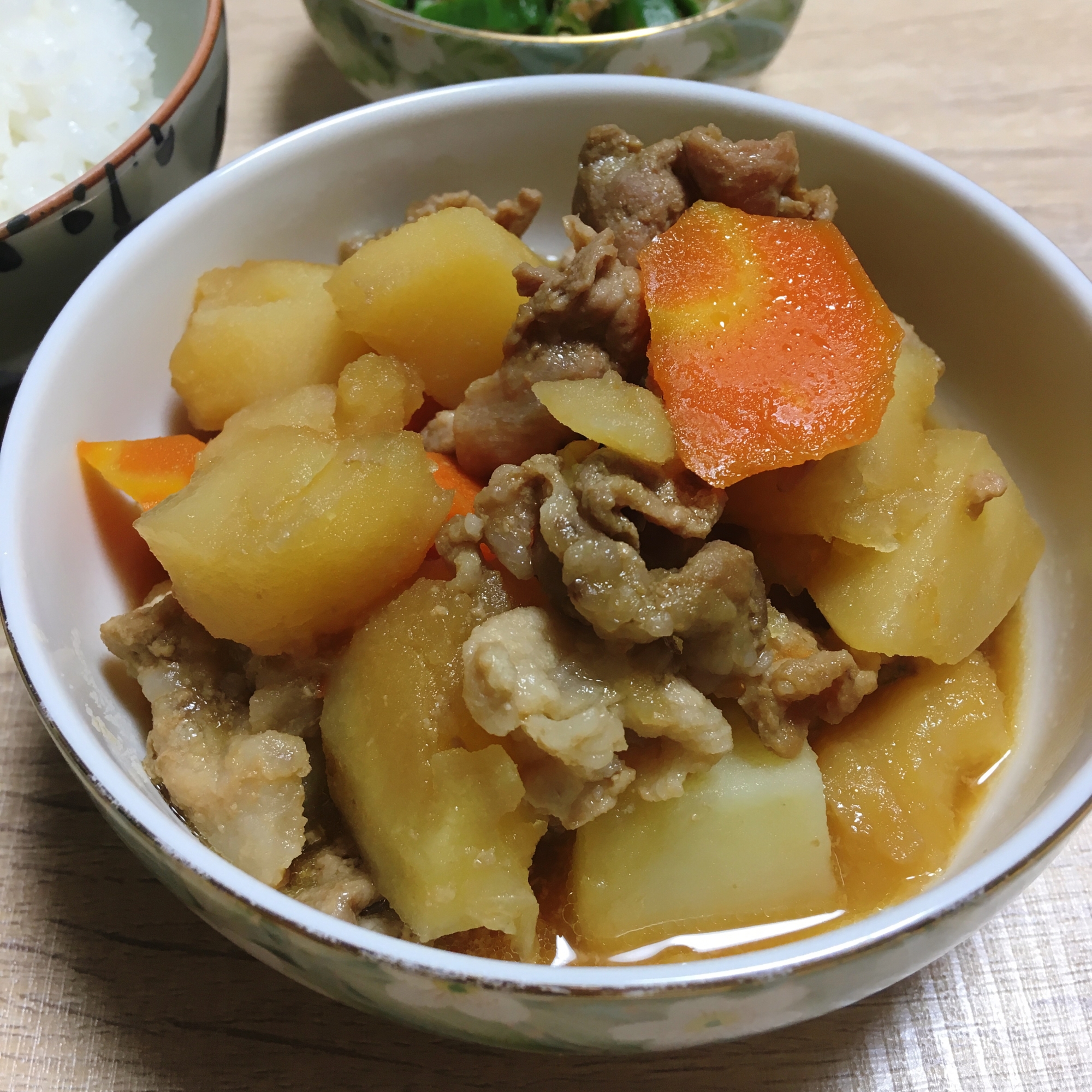 白い器に盛り付けた肉じゃが