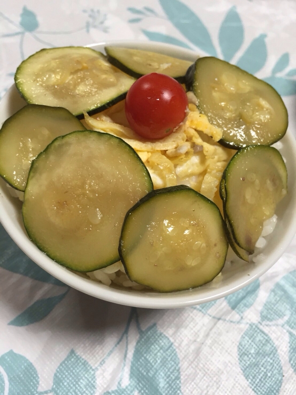 ズッキーニのプチトマトの彩り丼(*^^*)