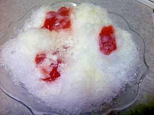 いちごジャムで　イチゴミルクのカキ氷