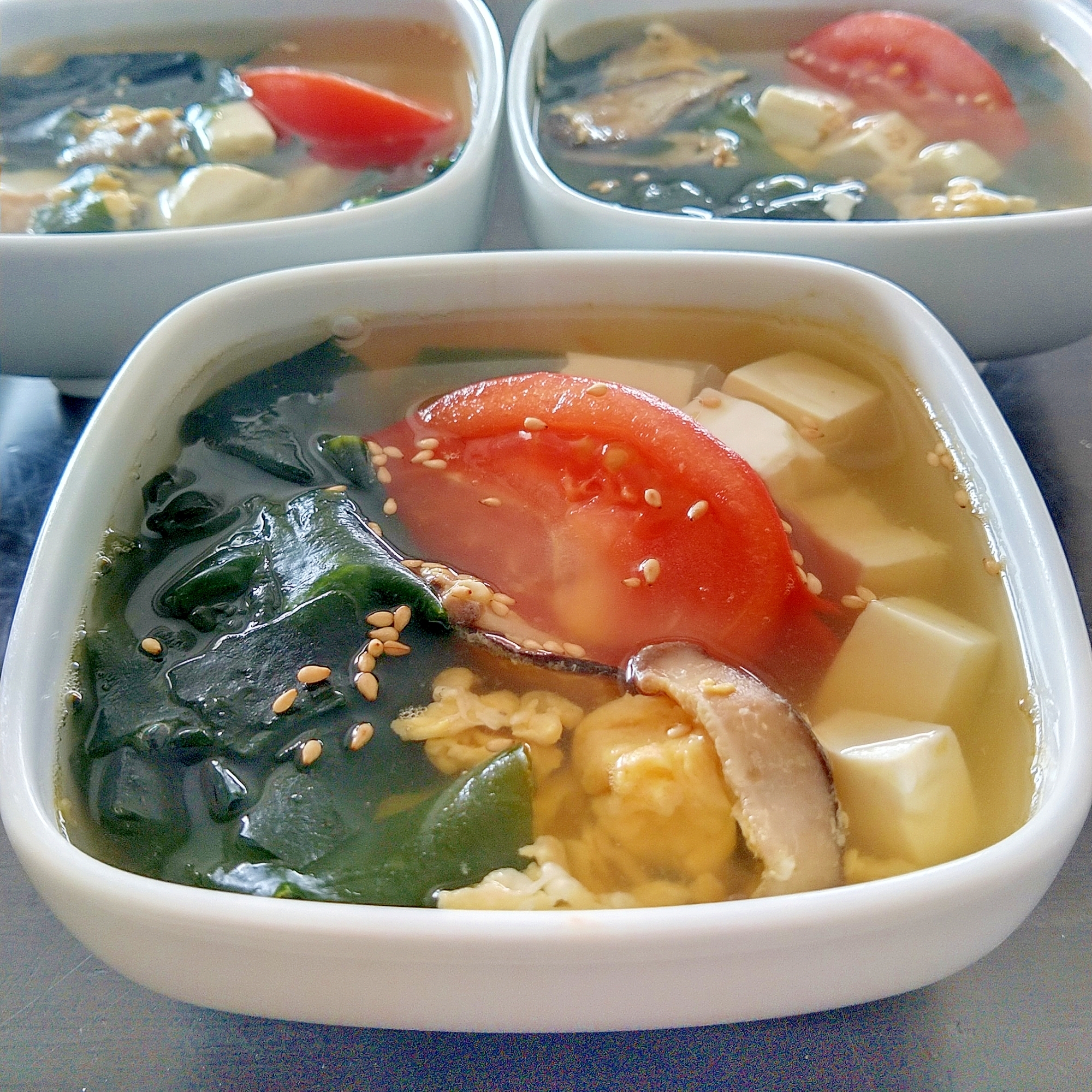 コンソメスープ （わかめ・トマト・卵・豆腐・椎茸）