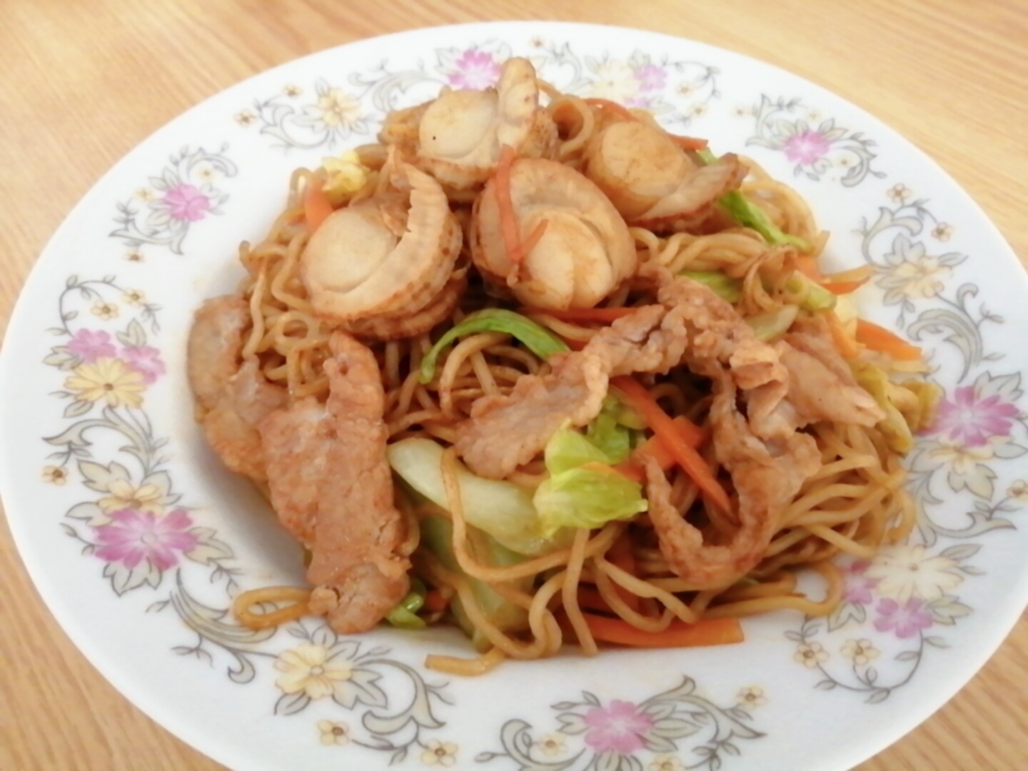 ホタテと豚肉とキャベツと人参の焼きそば