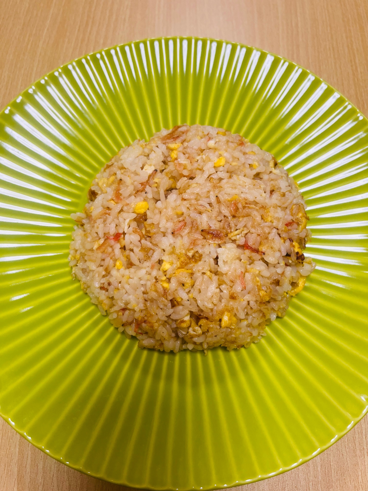 具は卵と小エビだけ。シンプルチャーハン!