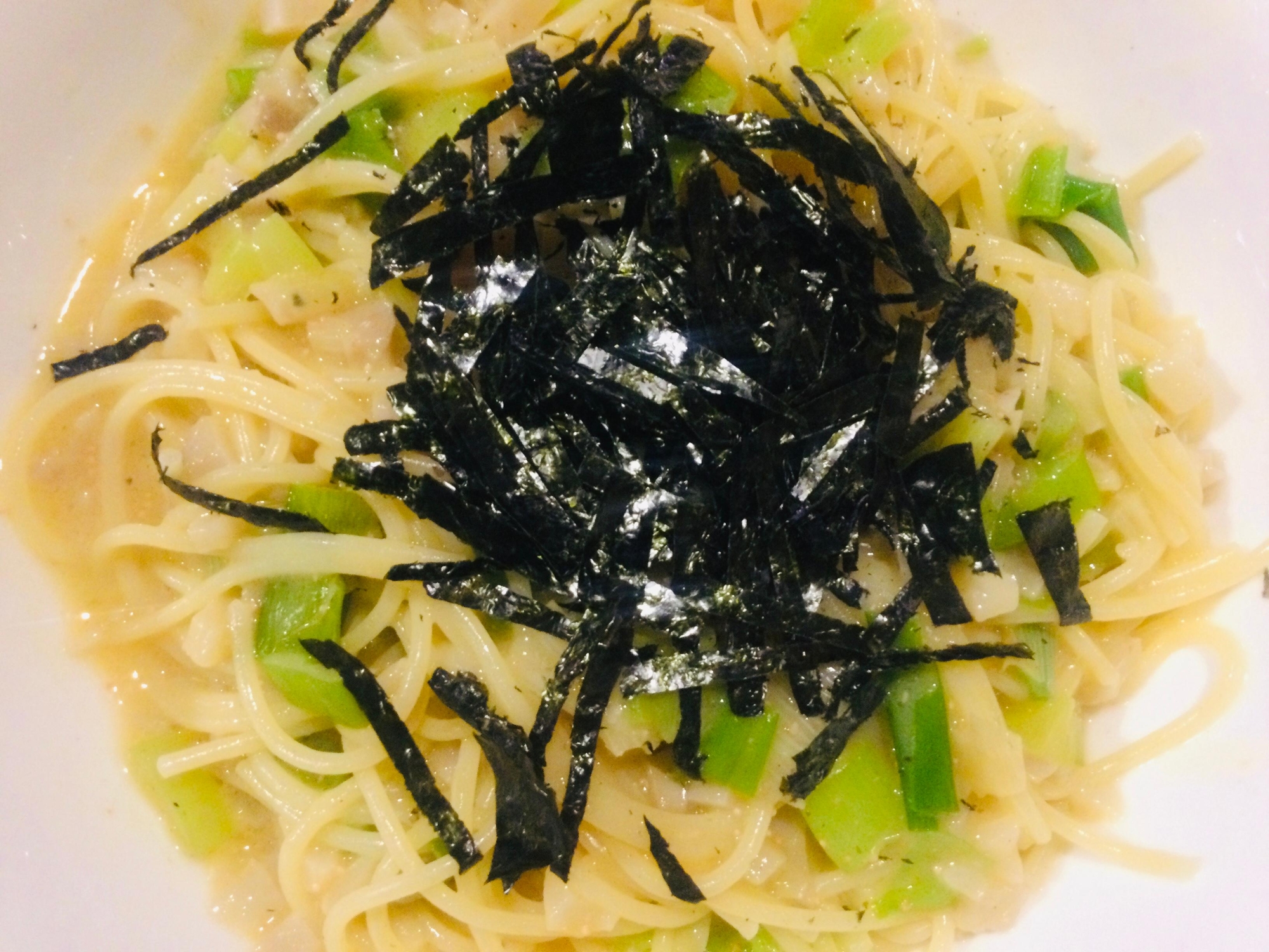 刻みのりをトッピングしたねぎとエリンギ入り明太子ソースパスタ