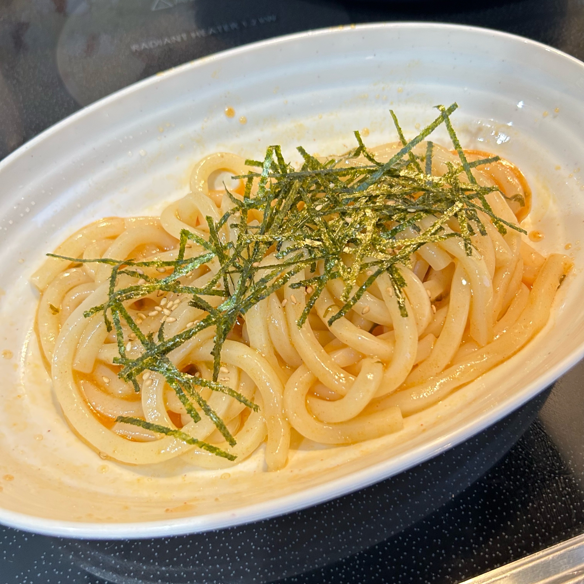 刻みのりがトッピングされている明太子ソースうどん