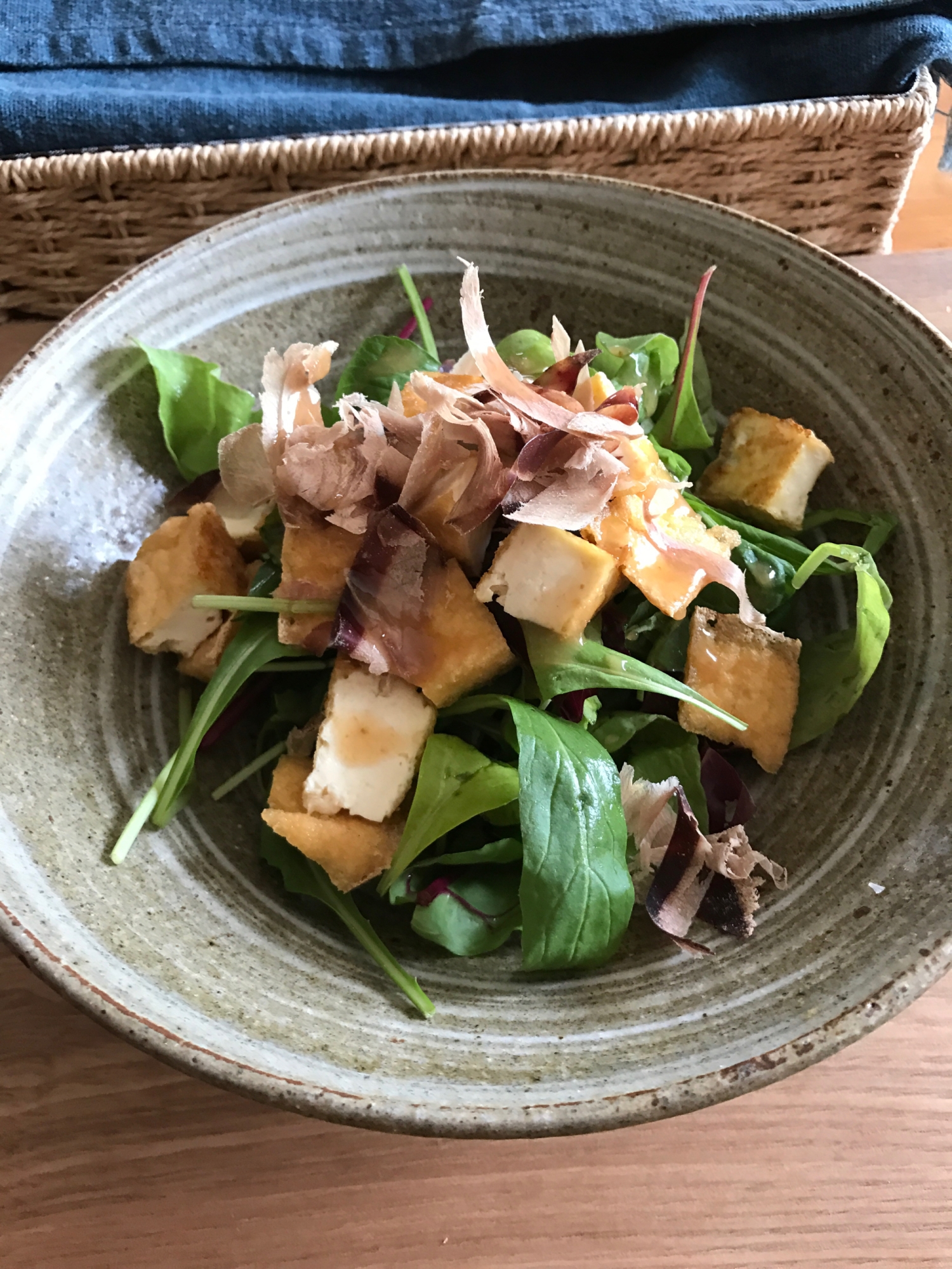 ベビーリーフと焼き厚揚げの和風サラダ