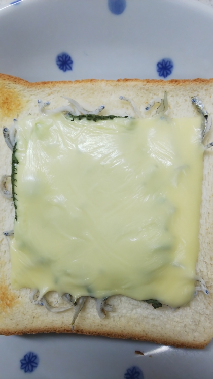 しらすと青じそのチーズトースト
