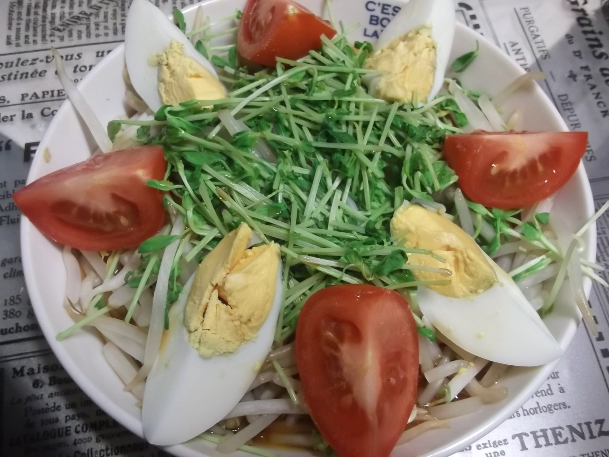 もやしと豆苗のチン蒸し&ゆで卵とトマト添え