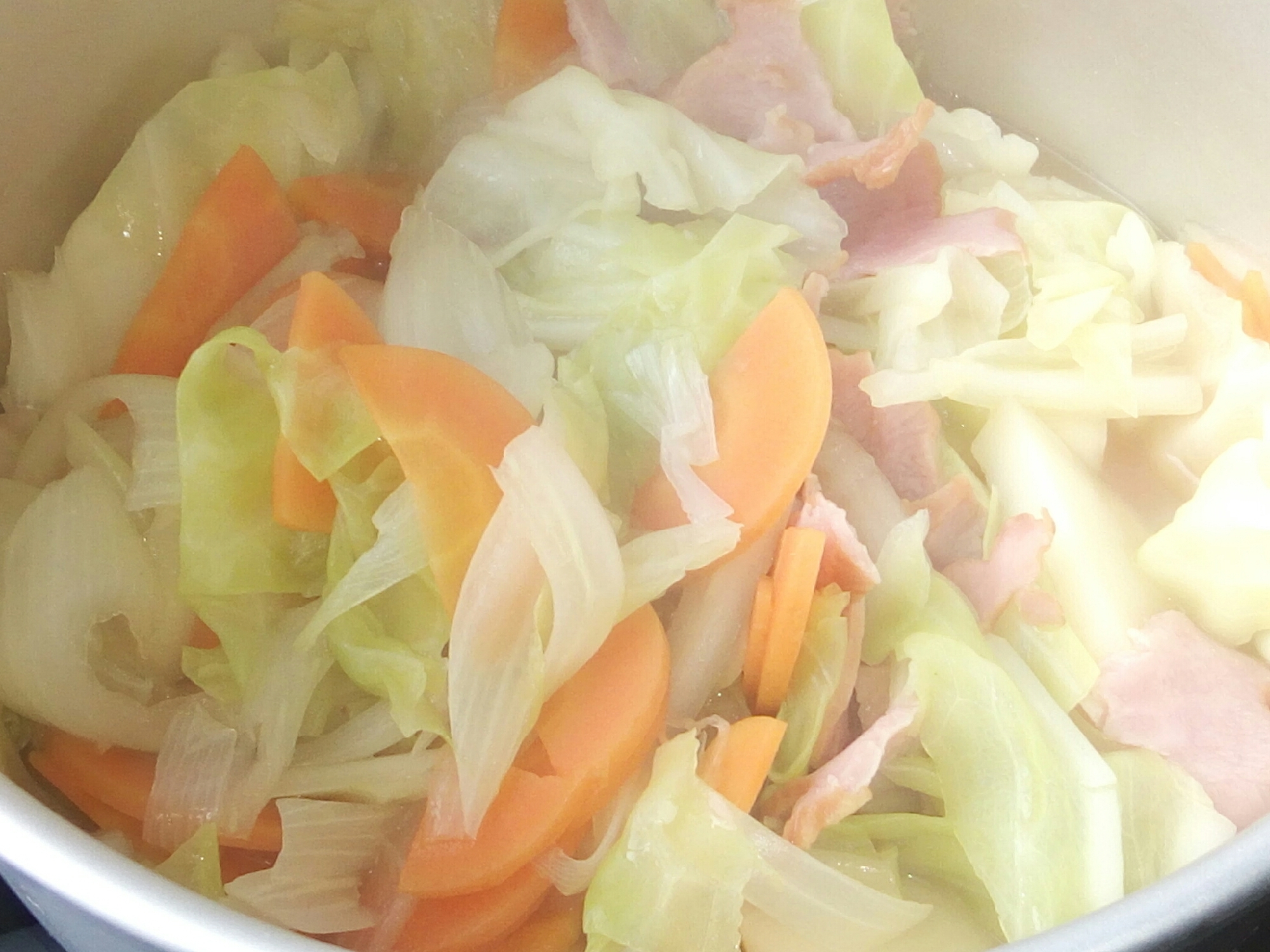 野菜を食べるキャベツスープ