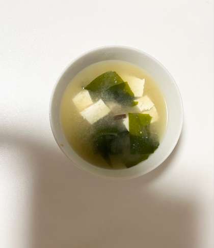 新じゃがと新玉葱とわかめのお味噌汁(白味噌椎茸だし