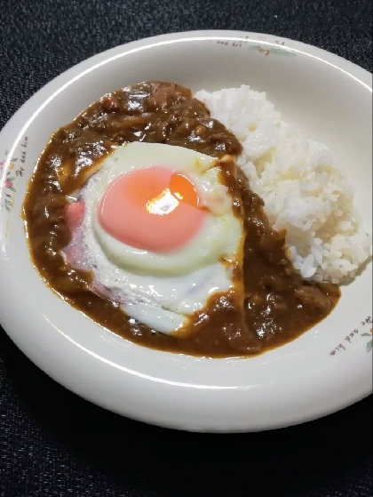 カレーライスに目玉焼きのトッピング