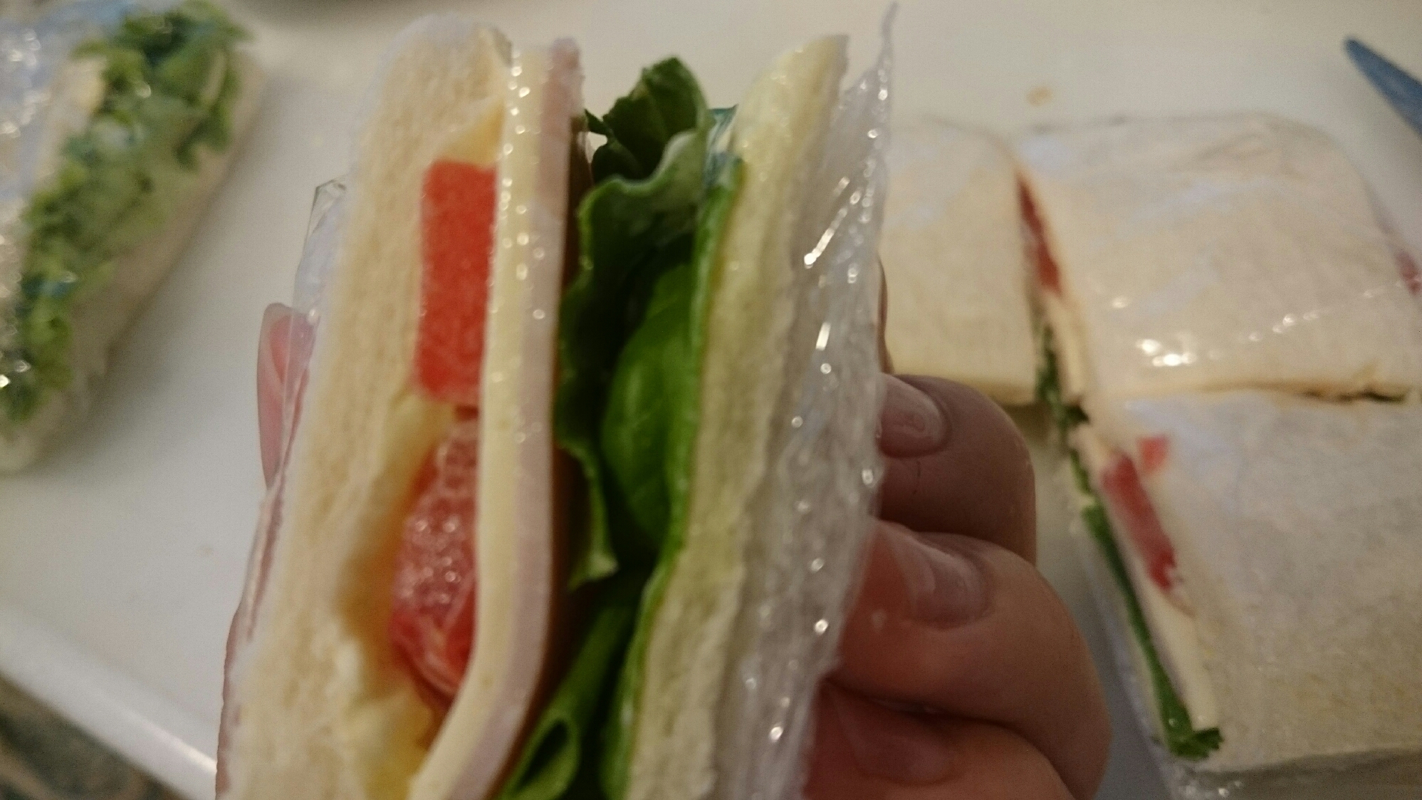 トマトとグリーンリーフのサンドイッチ
