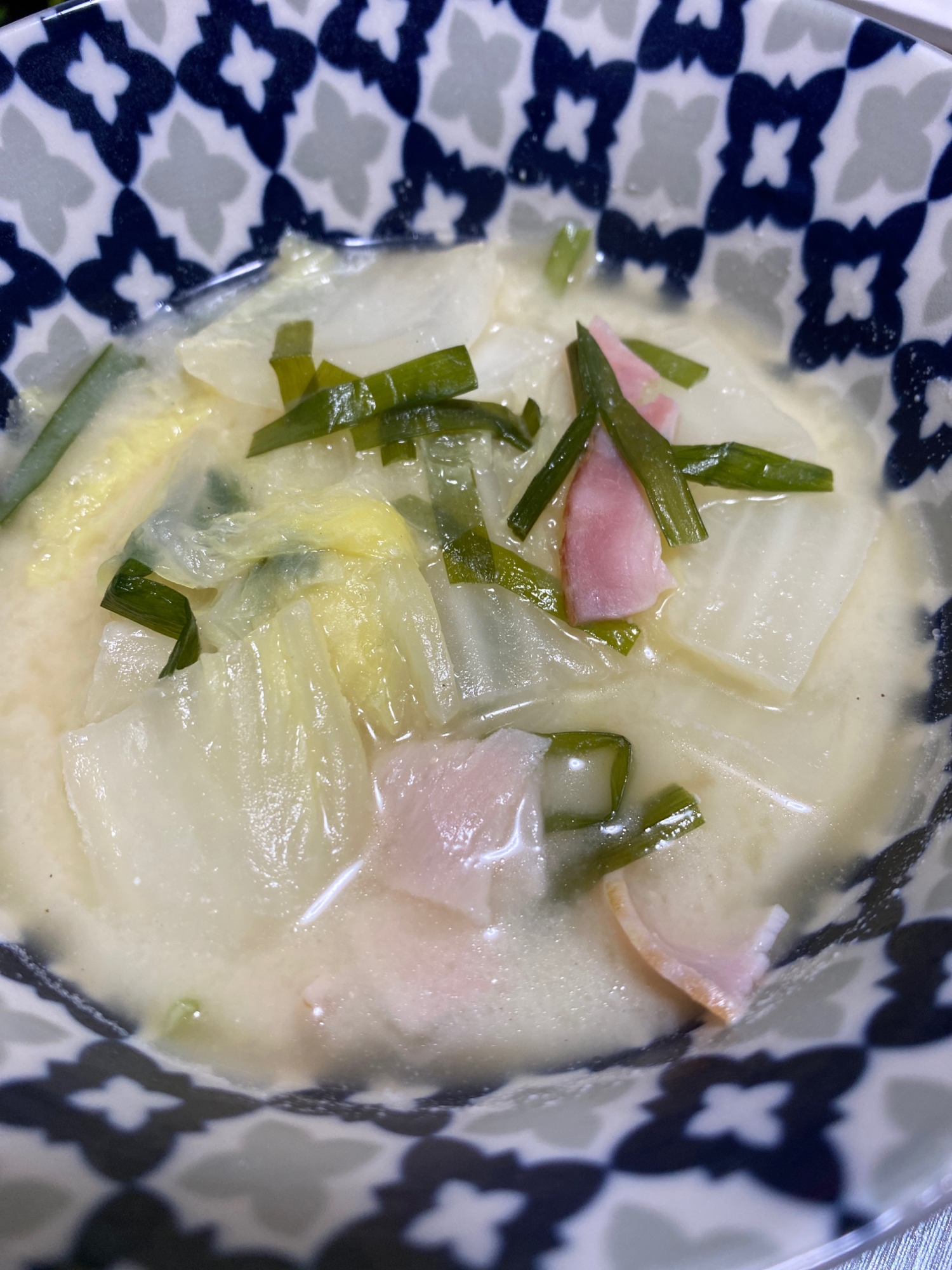 白菜、ニラ、ベーコンの白みそ豚骨スープ