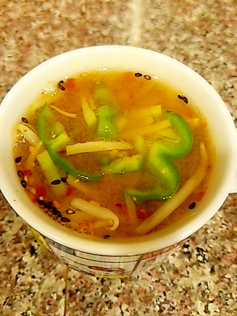 ピーマンと生姜のトムヤムスープ