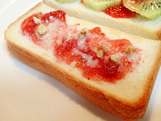 苺ジャムと胡桃のミルキーバニラトースト