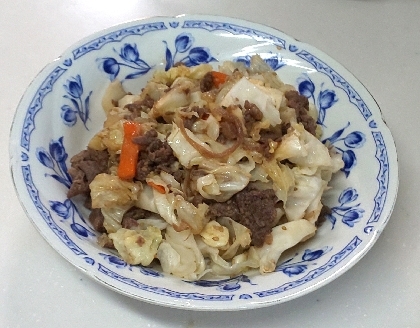 おるがんさん♪お昼に、牛肉とキャベツ、にんじん炒め作りました☘️味つき牛肉使ったので、少し調味料減らしてみました✨猫の世話結構大変なので見るだけの方が良いです～