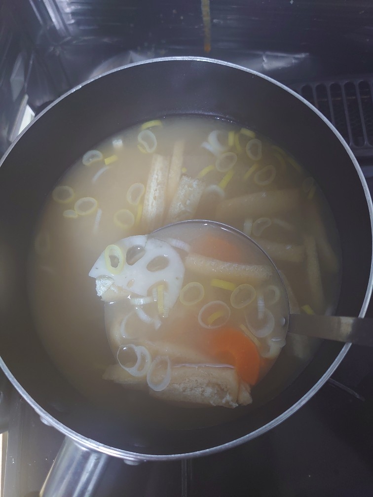 れんこんとにんじん、油揚げの味噌汁