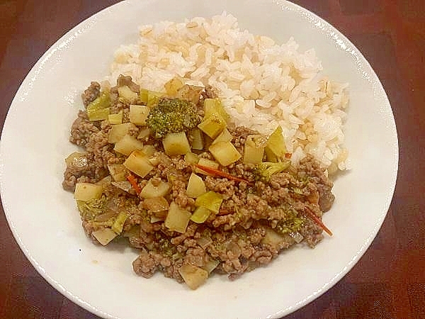 茎まで美味しい！ブロッコリーのキーマカレー