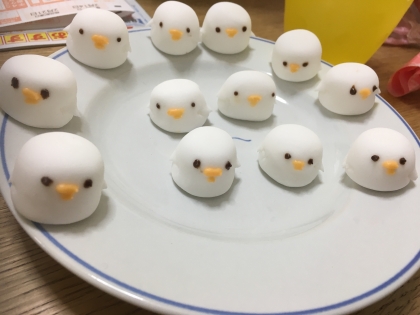 ひよこさん作らせて頂きました！ドーム型のマシュマロだった為、切り込みを入れて羽にしました。とても可愛く家族にも好評でした。素敵なレシピありがとうございます！