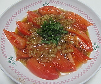 トマトのオニオン、ガーリックドレッシングサラダ